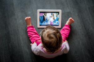 The brains of children who stare at screens for a long time look different!